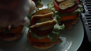 Hamburgerin üzerine mayonez koydum. X ve Zero oynuyoruz. Klasik Amerikan hamburgerinin tadına bak. 4k video