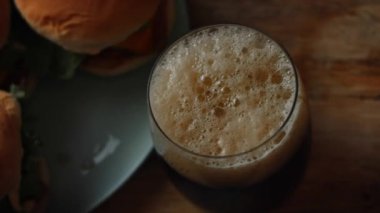 Klasik Amerikan hamburgerinin tadına bak. Coca Cola 'lı 5 süper burger. 4k video