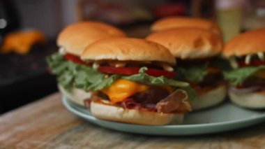 Klasik Amerikan hamburgerinin tadına bak. Coca Cola 'lı 5 süper burger. 4k video