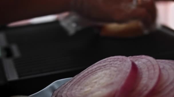 Usmaż chleb hamburgerowy na grillu. Smakuj amerykańskiego burgera. 4k wideo — Wideo stockowe