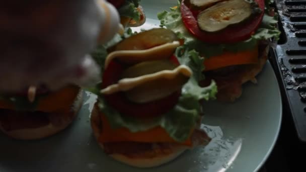 Hamburgerin üzerine mayonez koydum. X ve Zero oynuyoruz. Klasik Amerikan hamburgerinin tadına bak. 4k video — Stok video