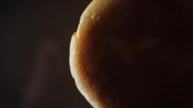 Hamburgerin üzerine pastırma koydum. Camın altından çekiyoruz. Klasik Amerikan hamburgerinin tadına bak. 4k video