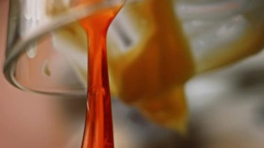 Şeffaf bir kaseye bir bardak ekşi krema koydum. Pound Cake yapıyorum.