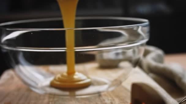 J'ai mis un verre de crème sure dans un bol transparent. Je fais Pound Cake