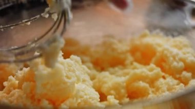 Malzemeleri karıştır. Pound Cake yapıyorum.