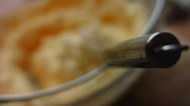 Malzemeleri karıştır. Pound Cake yapıyorum.