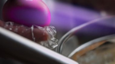 Malzemelerin karışımına yumurta ekle. Pound Cake yapıyorum.