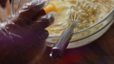 Malzemelerin karışımına yumurta ekle. Pound Cake yapıyorum.