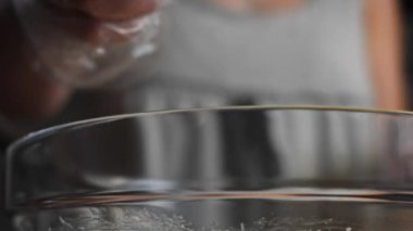 Malzemelerin karışımına yumurta ekle. Pound Cake yapıyorum.