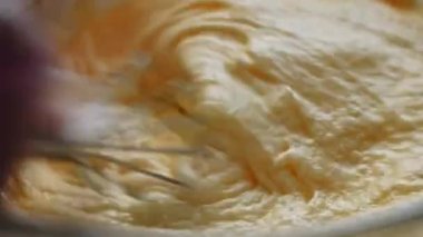 Malzemeleri karıştır. Pound Cake yapıyorum.