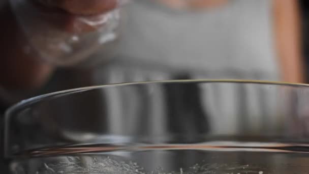 재료의 혼합물에 달걀을 첨가하라. 나는 파운드 케이크 를 만든다 — 비디오