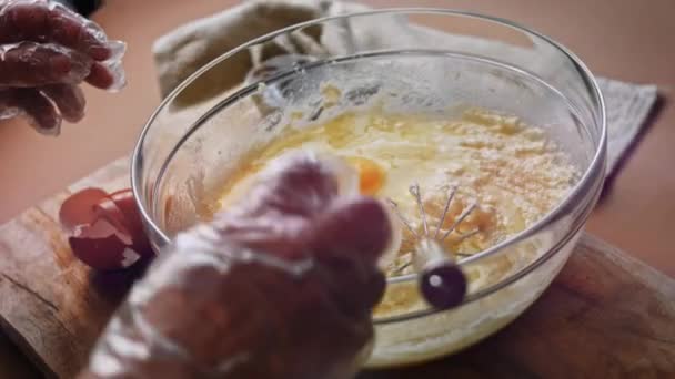 Añadir huevos a la mezcla de ingredientes. Hago pastel de libra — Vídeos de Stock