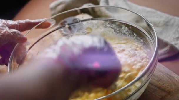 Meng de ingrediënten. Ik maak Pound Cake — Stockvideo