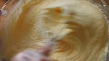 Malzemeleri karıştır. Pound Cake yapıyorum.