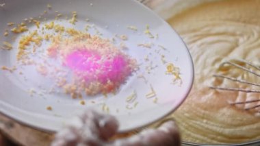 İçindekilerin üzerine rendelenmiş limon kabuğu koydum. Pound Cake yapıyorum.