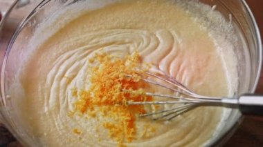 İçindekilerin üzerine rendelenmiş limon kabuğu koydum. Pound Cake yapıyorum.