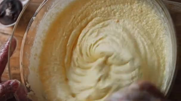 Mezclar los ingredientes. Hago pastel de libra — Vídeos de Stock