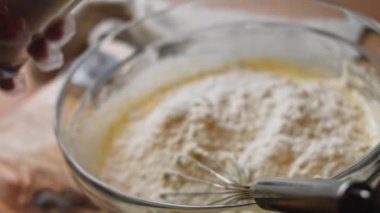 Malzemeye bir bardak un ekle. Pound Cake yapıyorum.