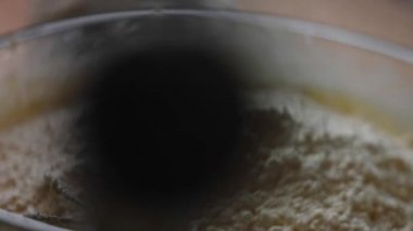 Malzemeye bir bardak un ekle. Pound Cake yapıyorum.