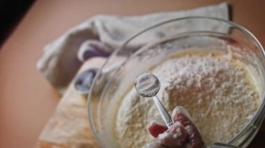 Malzemelere bir çorba kaşığı tuz ekliyorum. Pound Cake yapıyorum.