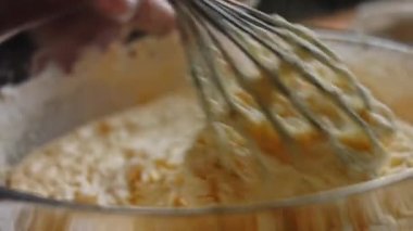 Malzemeleri karıştır. Pound Cake yapıyorum.