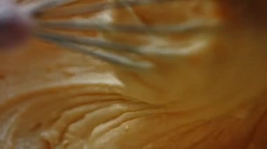 Malzemeleri karıştır. Pound Cake yapıyorum.