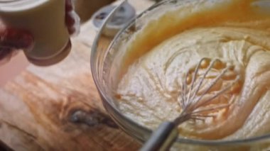 Malzemeleri karıştır. Pound Cake yapıyorum.