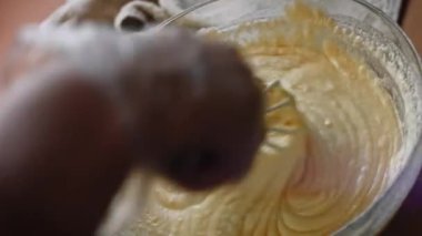 Malzemeleri karıştır. Pound Cake yapıyorum.