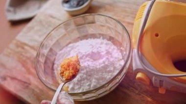 Malzemelerin üzerine bir kaşık rendelenmiş limon kabuğu koydum. Pasta kreması yapıyorum..
