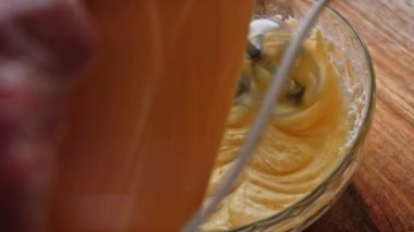 Malzemeleri mikserle karıştırıyorum. Macro vuruldu. Pasta kreması yapıyorum..