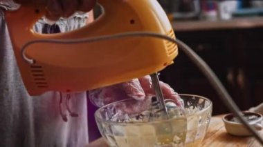 Malzemeleri mikserle karıştırıyorum. Macro vuruldu. Pasta kreması yapıyorum..