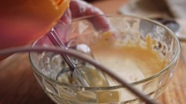 Malzemeleri mikserle karıştırıyorum. Macro vuruldu. Pasta kreması yapıyorum..