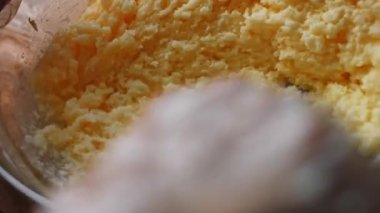 Malzemeleri karıştır. Pound Cake yapıyorum.