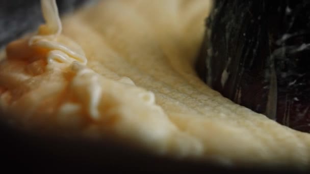 Cuire la pâte pour le gâteau sous forme de cuisson. Je fais Pound Cake — Video