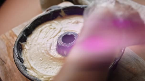 .ベーキングの形でケーキのための生地を焼く.パウンドケーキを作る — ストック動画