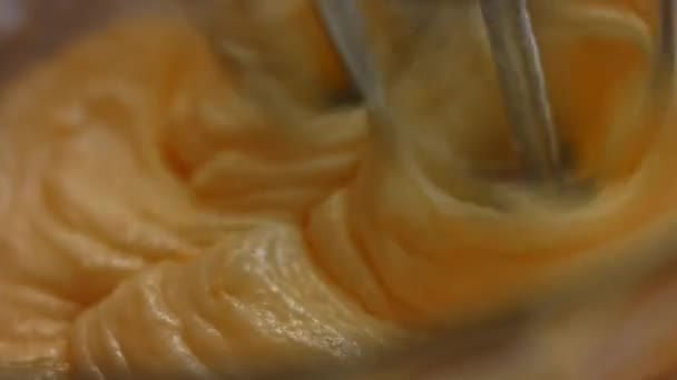 I mix the ingredients with the mixer. Macro shooting. I make the pound cake icing. — Stock Video