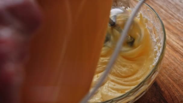 Ich mische die Zutaten mit dem Mixer. Makroschießen. Ich mache das Pfund Kuchen Sahnehäubchen. — Stockvideo