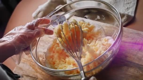 Mélanger les ingrédients. Je fais Pound Cake — Video