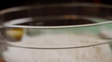 Bluberry Pie 'ın malzemelerine tereyağı sürdüm. Bir bardak elma suyu. 4k video