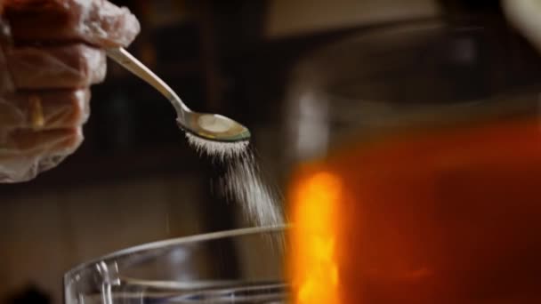 블루베리 파이를 위한 반죽에 설탕을 넣습니다. 사과 주스 한 잔. 4k 비디오 — 비디오