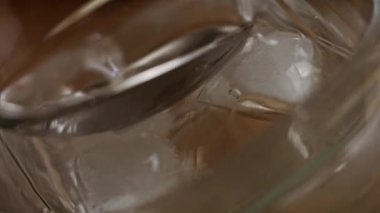 Yaban mersinli turta için hamurun üzerine soğuk su koydum. 4k video