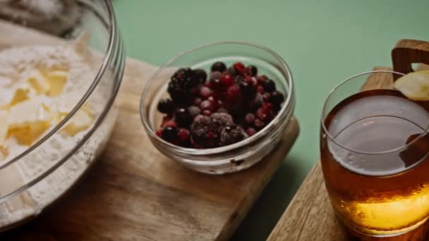 Mélanger à la cuillère les ingrédients pour Bluberry Pie. Un verre de jus de pomme. Vidéo 4k — Video