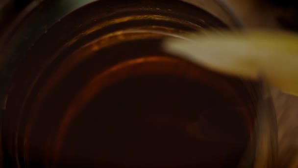 Ett glas aptitretande äppeljuice. 4k makro video i slow motion — Stockvideo