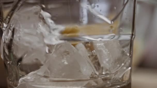 Un vaso de hielo y agua. Vídeo macro 4k — Vídeo de stock