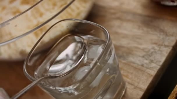 Puse agua fría en la masa para el pastel de arándanos. Vídeo 4k — Vídeo de stock