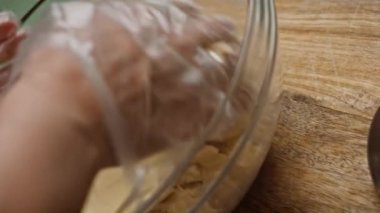 Yaban mersinli turta için hamurun üzerine soğuk su koydum. 4k video