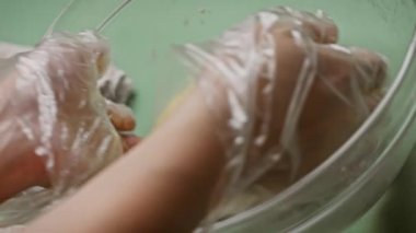 Yaban mersinli turta için hamurun üzerine soğuk su koydum. 4k video