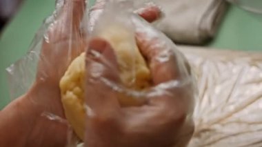 Hamuru plastik ambalaja koydum. 4k video