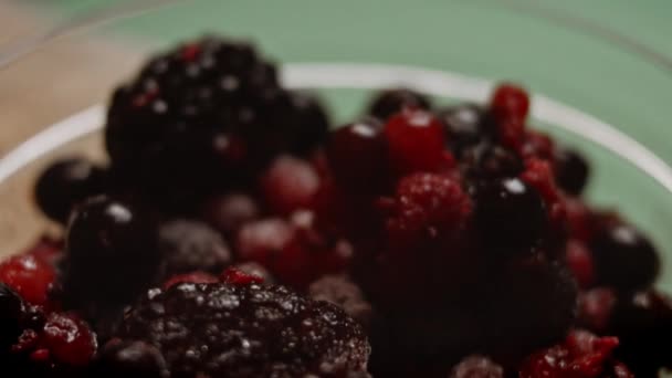 Puse agua fría en la masa para el pastel de arándanos. Vídeo macro 4k — Vídeo de stock