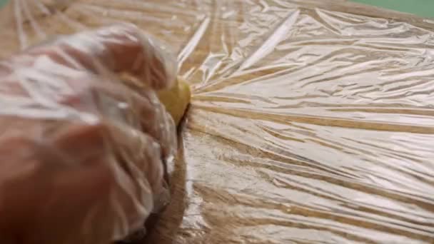 Preparare gli ingredienti per Bluberry Pie. Tagliare l'impasto in due pezzi. 4k video. 4k video — Video Stock